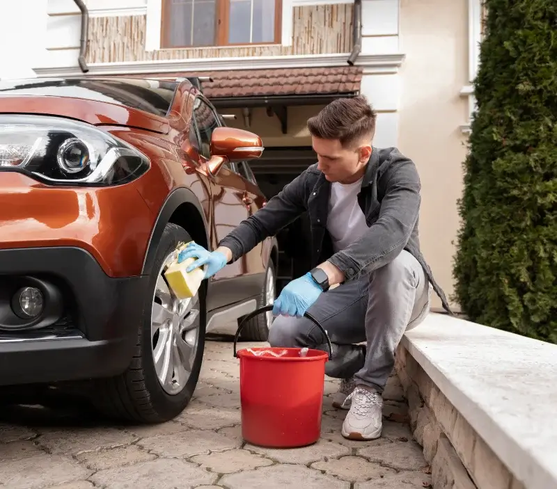 Lavage auto à domicile Le Chambon-sur-Lignon : professionnel intervenant sur un véhicule